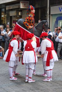 Euskal Jaiko dantza jaialdi ikusgarria hartu zuen atzo eguerdian Untzagak