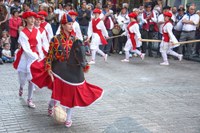 Euskal Jaiko dantza jaialdi ikusgarria hartu zuen atzo eguerdian Untzagak