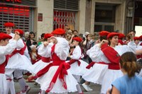 Euskal Jaiko dantza jaialdi ikusgarria hartu zuen atzo eguerdian Untzagak