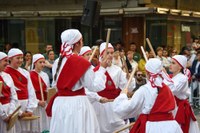 Euskal Jaiko dantza jaialdi ikusgarria hartu zuen atzo eguerdian Untzagak