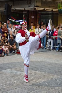 Euskal Jaiko dantza jaialdi ikusgarria hartu zuen atzo eguerdian Untzagak