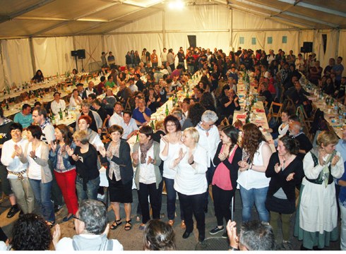 Euskal Jaiko kantu-afarirako eta herri-bazkarirako txartelak salgai jarriko dira bihar