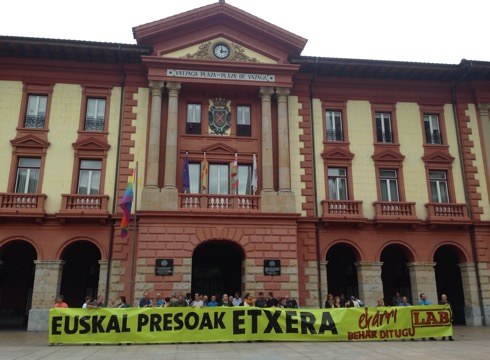 Euskal preso eta iheslariak etxeratzearen aldeko elkarrataratzea egin du LAB sindikatuak