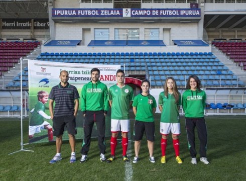 Euskal Selekzioaren ekipazioa aurkeztu dute gaur Ipuruan