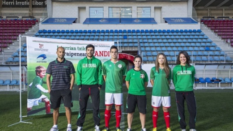 Euskal Selekzioaren ekipazioa aurkeztu dute gaur Ipuruan