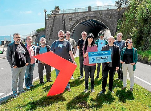 Euskara Aurrera-k maiatzaren 21erako deitu duen manifestazioarekin bat egin du euskalgintzak