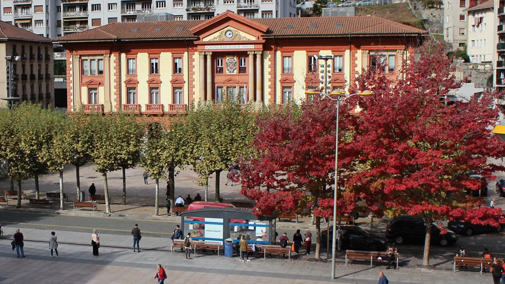 Euskara jakitetik salbuetsi du epaitegi batek Eibarko udaltzain lanpostua