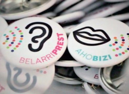 Euskaraldian izena eman dutenei intsigniak banatzen hasi dira