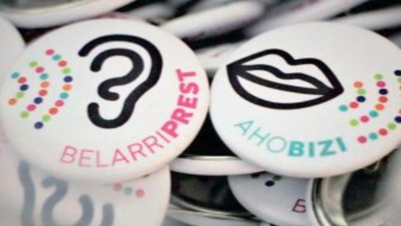 Euskaraldian izena eman dutenei intsigniak banatzen hasi dira