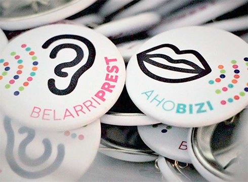 Euskaraldian izena eman dutenei txapak banatzen jarraituko dute asteburuan ere