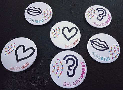 Euskaraldian parte hartzeko izena eman dutenek txapa jaso dezakete