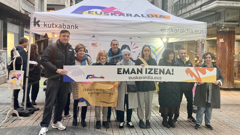 Euskaraldiaren Gune Ibiltarian bildu ziren atzo Eibarko hamaikakoa osatzen duten kideak