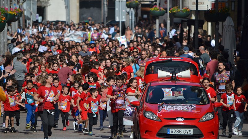 Euskararen aldeko aldarriek bete dituzte Eibarko kaleak Korrika Txikiarekin
