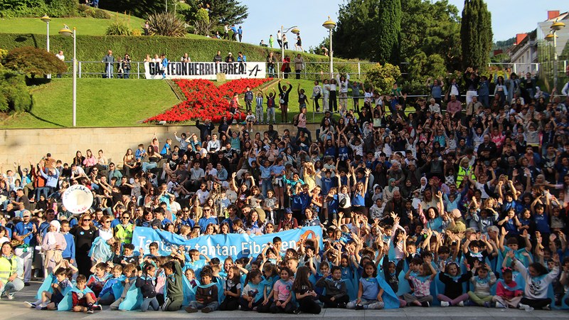 Euskararen aldeko olatua irudikatuta, eskurik esku joan da gantxilla Urkizutik Untzagara