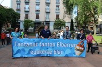 Euskararen aldeko olatua irudikatuta, eskurik esku joan da gantxilla Urkizutik Untzagara