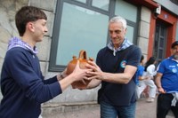 Euskararen aldeko olatua irudikatuta, eskurik esku joan da gantxilla Urkizutik Untzagara