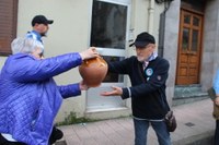 Euskararen aldeko olatua irudikatuta, eskurik esku joan da gantxilla Urkizutik Untzagara