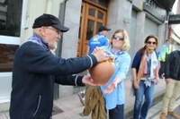 Euskararen aldeko olatua irudikatuta, eskurik esku joan da gantxilla Urkizutik Untzagara