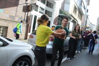 Euskararen aldeko olatua irudikatuta, eskurik esku joan da gantxilla Urkizutik Untzagara