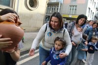 Euskararen aldeko olatua irudikatuta, eskurik esku joan da gantxilla Urkizutik Untzagara