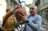 Euskararen aldeko olatua irudikatuta, eskurik esku joan da gantxilla Urkizutik Untzagara