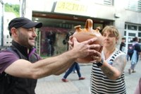 Euskararen aldeko olatua irudikatuta, eskurik esku joan da gantxilla Urkizutik Untzagara