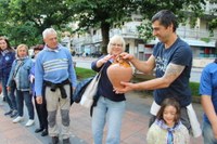 Euskararen aldeko olatua irudikatuta, eskurik esku joan da gantxilla Urkizutik Untzagara