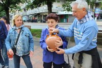 Euskararen aldeko olatua irudikatuta, eskurik esku joan da gantxilla Urkizutik Untzagara