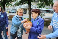 Euskararen aldeko olatua irudikatuta, eskurik esku joan da gantxilla Urkizutik Untzagara