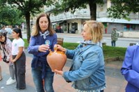 Euskararen aldeko olatua irudikatuta, eskurik esku joan da gantxilla Urkizutik Untzagara