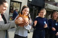 Euskararen aldeko olatua irudikatuta, eskurik esku joan da gantxilla Urkizutik Untzagara
