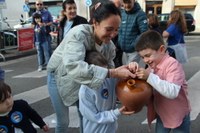 Euskararen aldeko olatua irudikatuta, eskurik esku joan da gantxilla Urkizutik Untzagara