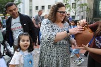 Euskararen aldeko olatua irudikatuta, eskurik esku joan da gantxilla Urkizutik Untzagara