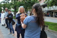 Euskararen aldeko olatua irudikatuta, eskurik esku joan da gantxilla Urkizutik Untzagara