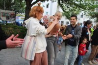 Euskararen aldeko olatua irudikatuta, eskurik esku joan da gantxilla Urkizutik Untzagara