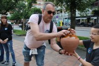 Euskararen aldeko olatua irudikatuta, eskurik esku joan da gantxilla Urkizutik Untzagara
