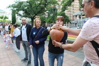 Euskararen aldeko olatua irudikatuta, eskurik esku joan da gantxilla Urkizutik Untzagara