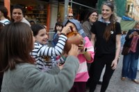 Euskararen aldeko olatua irudikatuta, eskurik esku joan da gantxilla Urkizutik Untzagara