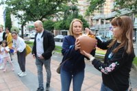 Euskararen aldeko olatua irudikatuta, eskurik esku joan da gantxilla Urkizutik Untzagara