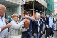 Euskararen aldeko olatua irudikatuta, eskurik esku joan da gantxilla Urkizutik Untzagara