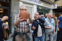 Euskararen aldeko olatua irudikatuta, eskurik esku joan da gantxilla Urkizutik Untzagara