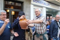 Euskararen aldeko olatua irudikatuta, eskurik esku joan da gantxilla Urkizutik Untzagara