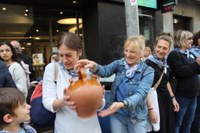 Euskararen aldeko olatua irudikatuta, eskurik esku joan da gantxilla Urkizutik Untzagara