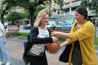 Euskararen aldeko olatua irudikatuta, eskurik esku joan da gantxilla Urkizutik Untzagara
