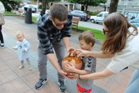 Euskararen aldeko olatua irudikatuta, eskurik esku joan da gantxilla Urkizutik Untzagara