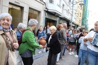 Euskararen aldeko olatua irudikatuta, eskurik esku joan da gantxilla Urkizutik Untzagara