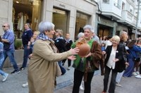 Euskararen aldeko olatua irudikatuta, eskurik esku joan da gantxilla Urkizutik Untzagara