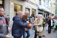 Euskararen aldeko olatua irudikatuta, eskurik esku joan da gantxilla Urkizutik Untzagara