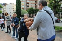 Euskararen aldeko olatua irudikatuta, eskurik esku joan da gantxilla Urkizutik Untzagara