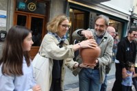 Euskararen aldeko olatua irudikatuta, eskurik esku joan da gantxilla Urkizutik Untzagara